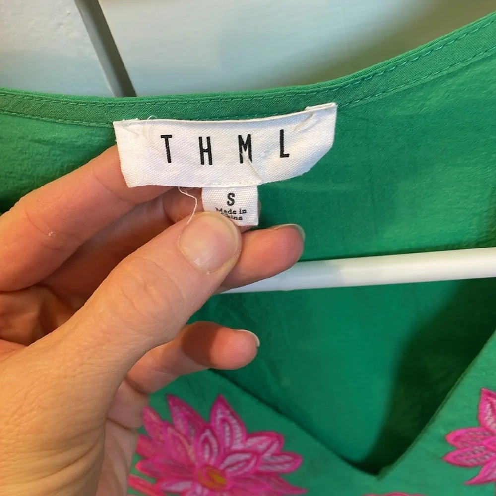 THML V-neck floral embroidery short. S - Picture 3 of 3